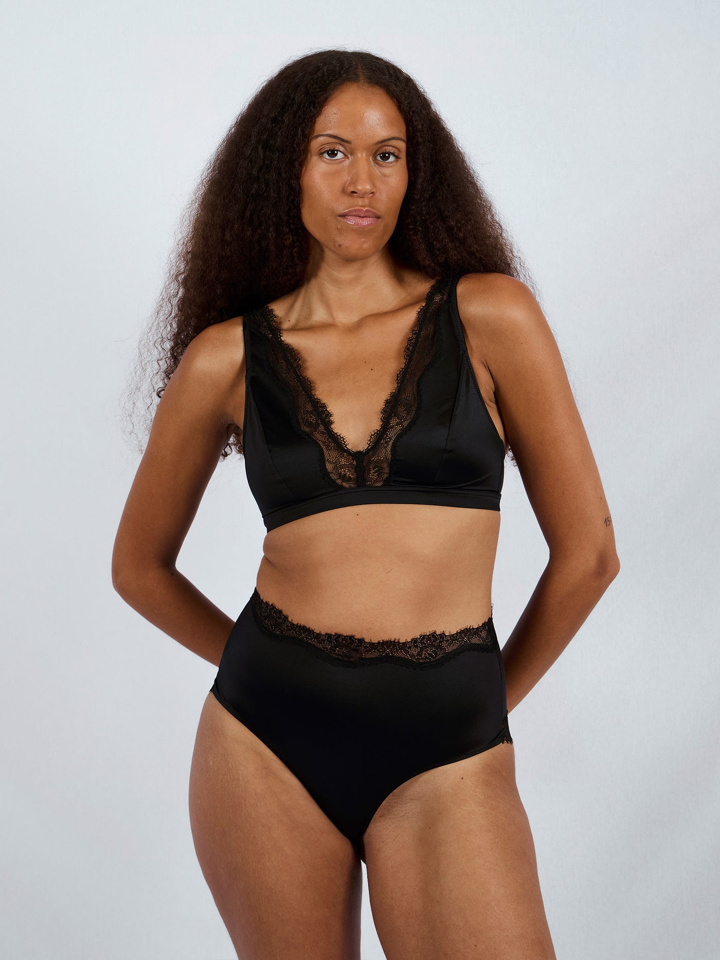 PRE-ORDER ERICA HIGH APEX BRA BLACK
